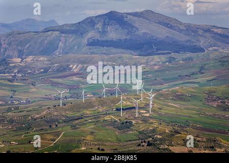 Ländliche Landschaft mit Windenergieanlagen von der historischen Stadt Erice auf einem Berg Erice in der Provinz Trapani auf Sizilien, Süditalien Stockfoto