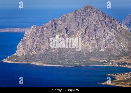 Luftbild mit dem Berg Cofano aus der historischen Stadt Erice auf einem Berg Erice in der Provinz Trapani auf Sizilien, Süditalien Stockfoto