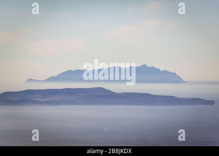 Levanzo- und Marettimo-Inseln von der historischen Stadt Erice auf einem Berg Erice in der Provinz Trapani auf Sizilien, Süditalien Stockfoto