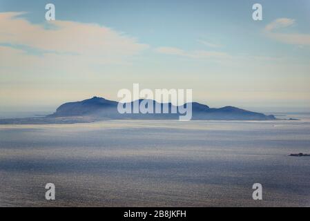 Insel Favignana von der historischen Stadt Erice auf einem Berg Erice in der Provinz Trapani auf Sizilien, Süditalien Stockfoto