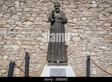 Statue des Heiligen Pio von Pietrelcina in der historischen Stadt Erice auf einem Berg Erice in der Provinz Trapani auf Sizilien, Süditalien Stockfoto