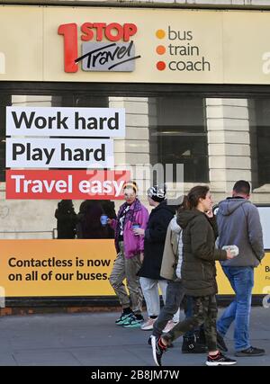 Brighton UK 22. März 2020 - Besucher gehen durch ein 1Stop Travel Shop in Brighton während der Coronavirus COVID-19-Pandemie-Krise. Kredit: Simon Dack / Alamy Live News Stockfoto