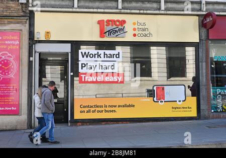 Brighton UK 22. März 2020 - Besucher gehen durch ein 1Stop Travel Shop in Brighton während der Coronavirus COVID-19-Pandemie-Krise. Kredit: Simon Dack / Alamy Live News Stockfoto