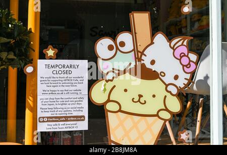 Brighton UK 22. März 2020 - das Café Artbox ist in Brighton's East Street während der Coronavirus COVID-19-Pandemie-Krise geschlossen. Kredit: Simon Dack / Alamy Live News Stockfoto