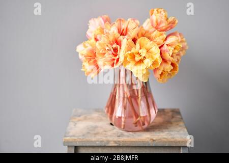 Schöne Orange und mit roten Streifen Tulpen in Vase. Blumenhintergrund. Geblümte Hintergrundbilder. Kopierbereich Stockfoto