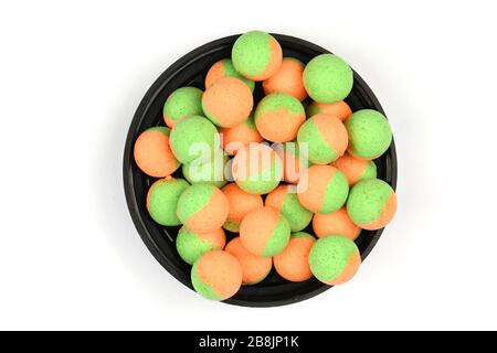 Schüssel voll mit Boilies, Angeln Köder für Karpfen, auf weißem Hintergrund. Hochauflösendes Foto. Volle Tiefenschärfe. Stockfoto