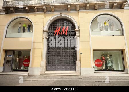 H M geschlossen in Athen Griechenland, Coronavirus Stockfoto