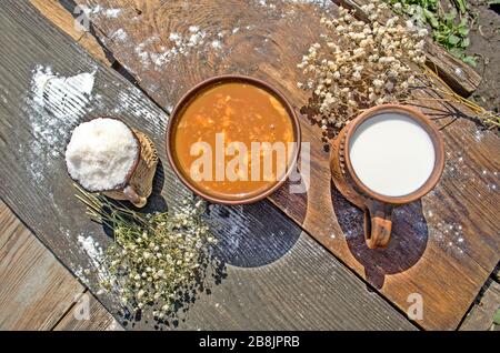 Gekochte Kondensmilch. Karamellcreme auf Holztisch Stockfoto