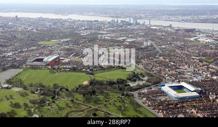 Luftbild des Fußballgeländes FC Everton und des FC Liverpool mit Stanley Park zwischen ihnen, Liverpool