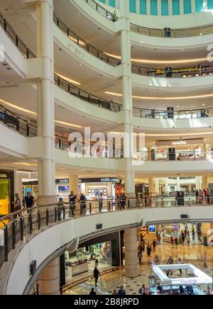 Mehrstufige Geschäfte und Geschäfte im Suria KLCC Shopping Mall am Fuße der Petronas Towers Kuala Lumpur Malaysia. Stockfoto