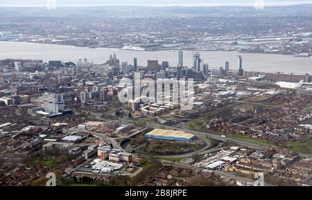 Luftaufnahme der Liverpooler Skyline von Osten mit dem Fluss Mersey und dem Wirral im Hintergrund Stockfoto