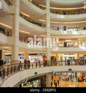 Mehrstufige Geschäfte und Geschäfte im Suria KLCC Shopping Mall am Fuße der Petronas Towers Kuala Lumpur Malaysia. Stockfoto