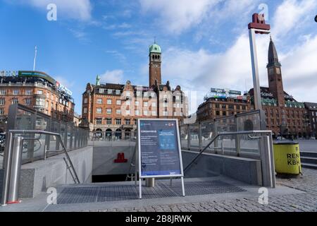 Coronavirus Informationsschild an der Metrostation in Kopenhagen, Dänemark Stockfoto