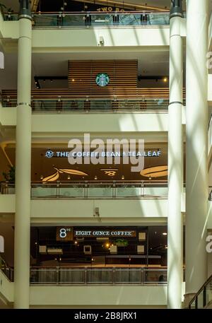 Starbucks, 8 Unzen Kaffee, Kaffeebohne und Teeblatt Coffee Shops jeweils auf einer anderen Ebene der Suria KLCC Shopping Mall am Fuße der Petronas Towers. Stockfoto