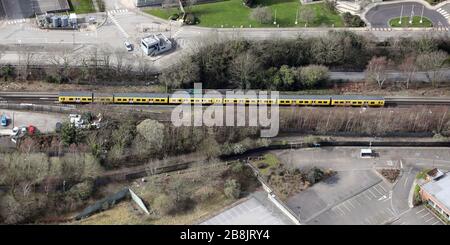 Ein merseyrail Zug, der zur Port Sunlight Railway sation, Wirral, einzieht Stockfoto