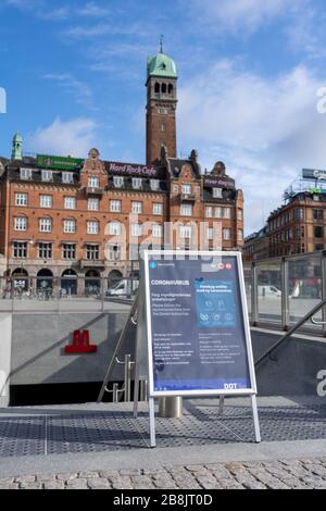 Coronavirus Informationsschild an der Metrostation in Kopenhagen, Dänemark Stockfoto