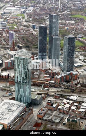 Luftaufnahme des Stadtzentrums von Manchester mit dem Deansgate Square, oder Owen Street Wolkenkratzer Entwicklung, prominent Stockfoto