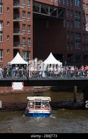 HAMBURG, DEUTSCHLAND - 12. MAI 2018: Jährlich im Mai begeben sich über eine Million Menschen zur Feier des Hamburger Hafengeburtstages ( Stockfoto