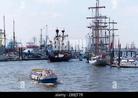 HAMBURG, DEUTSCHLAND - 12. MAI 2018: Jährlich im Mai begeben sich über eine Million Menschen zur Feier des Hamburger Hafengeburtstages ( Stockfoto