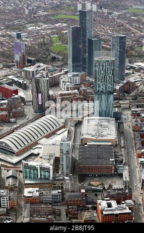 Luftaufnahme des Stadtzentrums von Manchester mit dem Deansgate Square, oder Owen Street Wolkenkratzer Entwicklung, prominent Stockfoto