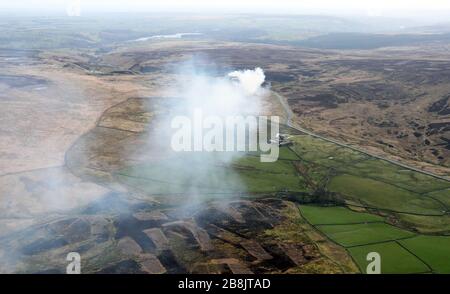 Luftaufnahme von Rauch, der durch das Brennen von Heidekraut auf den Pennines, Yorkshire, entstanden ist Stockfoto