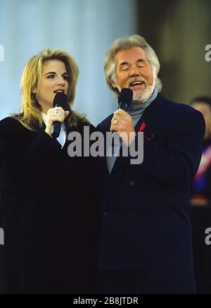 Washington DC, USA, 18.1993 Trisha Yearwood (L) und Kenny Rogers Country Western Signers treten bei der Eröffnungsveranstaltung für William Clinton im Lincoln Memorial auf. Stockfoto