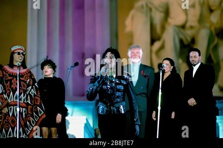 Washington, D.C. USA, 18. Januar 1993 Michael Jackson, Kenny Rogers, Diana Ross und Stevie Wonder warten auf der Bühne bei der Eröffnungsgala des Lincoln Memorial für Präsident William Clinton und Vizepräsident Albert GoreJr. Stockfoto