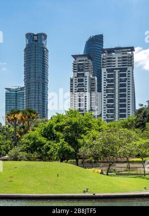 Büro- und Wohnhochhaus Blick vom Lake KLCC Park Kuala Lumpur Malaysia. Stockfoto