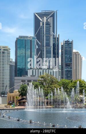 Büro- und Wohnhochhäuser und Brunnen im Symphony Lake KLCC Park Kuala Lumpur Malaysia. Stockfoto