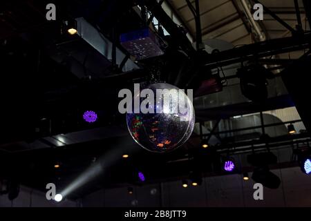 Ein Disco-Ball (auch Spiegelball oder Glitterball genannt). Stockfoto