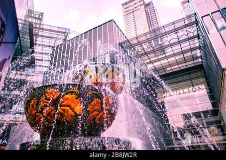 KUALA LUMPUR, MALAYSIA: MÄRZ 2020: Der Brunnen außerhalb des Pavillon-Einkaufszentrums in Bukit Bintang, einem berühmten Teil der Stadt für seine Geschäfte und VI Stockfoto