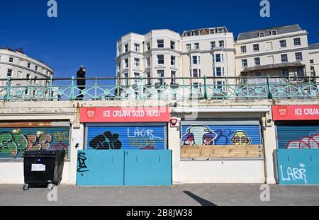 Brighton UK 22. März 2020 - Besucher genießen heute in Brighton während der Coronavirus COVID-19-Pandemie-Krise einen Sonnenschein im Frühling. Kredit: Simon Dack / Alamy Live News Stockfoto