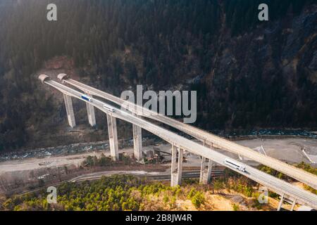 Luftaufnahme der Brücke Mont Bardon (Ponte Mont Bardon) mit Autobahn im Aostatal zur Zeit des Corona-Virus-Ausbruchs, Norditalien Stockfoto