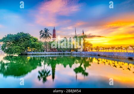 Tran Quoc Pagode am Nachmittag in Hanoi, Vietnam. Diese Pagode findet auf einer kleinen Insel in der Nähe des südöstlichen Ufer des West Lake. Dies ist der Ältesten Stockfoto