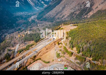 Luftaufnahme der Brücke Mont Bardon (Ponte Mont Bardon) mit Tunneln und Autobahn im Aostatal zur Zeit des Corona-Virus-Ausbruchs, Norditalien Stockfoto