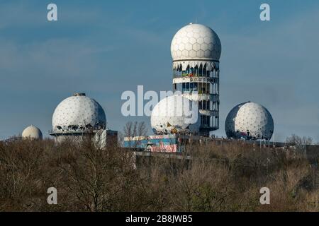 Grunewald, Berlin, Deutschland - 18. märz 2020: Teufelsberg Blick mit der ehemaligen Überwachungsstation von Süden über die Sandgrube Stockfoto