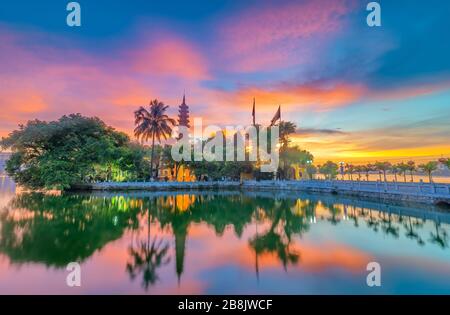 Tran Quoc Pagode am Nachmittag in Hanoi, Vietnam. Diese Pagode findet auf einer kleinen Insel in der Nähe des südöstlichen Ufer des West Lake. Dies ist der Ältesten Stockfoto