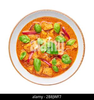 Thai Panang Chicken Curry isoliert auf weißem Hintergrund. Phanaeng Curry ist ein thailändisches Gericht mit Huhn, Kaffir-Kalkblättern, roter Curry-Sauce und Schleie Stockfoto