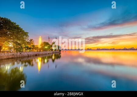 Tran Quoc Pagode am Nachmittag in Hanoi, Vietnam. Diese Pagode findet auf einer kleinen Insel in der Nähe des südöstlichen Ufer des West Lake. Dies ist der Ältesten Stockfoto