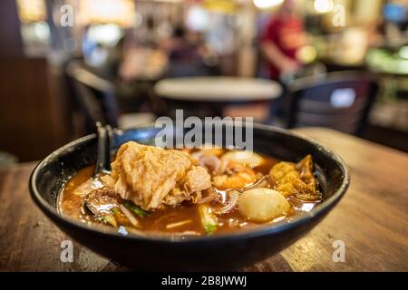 Schüssel von Asam Laksa, einem berühmten Gericht in Malakka, Malaysia Stockfoto