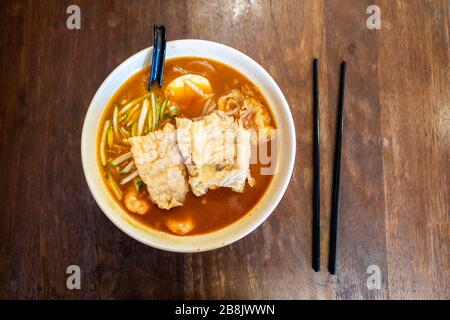 Schüssel von Asam Laksa, einem berühmten Gericht in Malakka, Malaysia Stockfoto