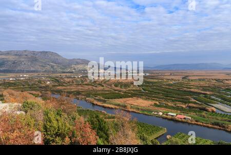 Obstgärten und Felder im Delta des Flusses Neretva, in der Nähe der Stadt Opuzen. Dalmatien, Kroatien