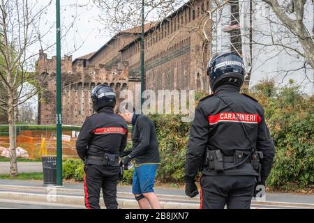 Mailand, Italien. März 2020. Coronavirus Covid Emergency 19 - Personen, die das abgebildete Reiseverbot nicht einhalten: Kontrollen durch die Carabinieri an laufende Personen (Francesco Bozzo/Fotogramma, Mailand - 2020-03-22) p.s. la foto e' utilizzabile nel rispetto del contesto in cui e stata scattata, e senza Intento diffamatorio del decorreso delle: Independent Photo Agency Srl/Alamy Live News Stockfoto