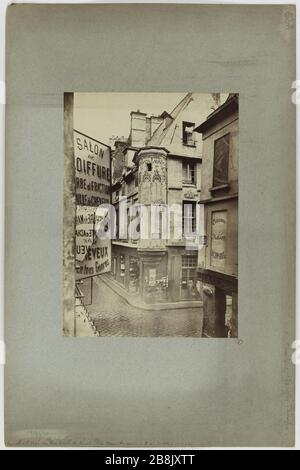 Turm des alten Winkels Rues du Temple und Francs-Bourgeois. - 17. Okt. 71. Revolver rue Vieille du Temple, Paris 3. Bezirk. (1871). Le Marais. Tourelle à l'Angle des rues Vieille du Temple et des Francs-Bourgeois, Paris (IIIème arr.). Photographie de Pierre Emonts (1831-1912). Papieralbuminé. 17 Oktobre 1871. Paris, musée Carnavalet. Stockfoto