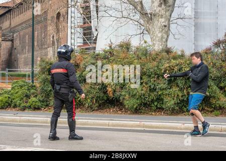 Mailand, Italien. März 2020. Coronavirus Covid Emergency 19 - Personen, die das abgebildete Reiseverbot nicht einhalten: Kontrollen durch die Carabinieri an laufende Personen (Francesco Bozzo/Fotogramma, Mailand - 2020-03-22) p.s. la foto e' utilizzabile nel rispetto del contesto in cui e stata scattata, e senza Intento diffamatorio del decorreso delle: Independent Photo Agency Srl/Alamy Live News Stockfoto