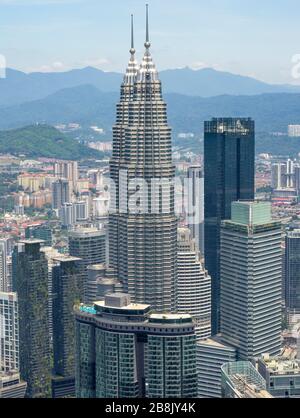 Petronas Twin Towers und Wolkenkratzer des Kuala Lumpur City Centre KLCC vom KL Tower in Kuala Lumpur Malaysia aus gesehen. Stockfoto