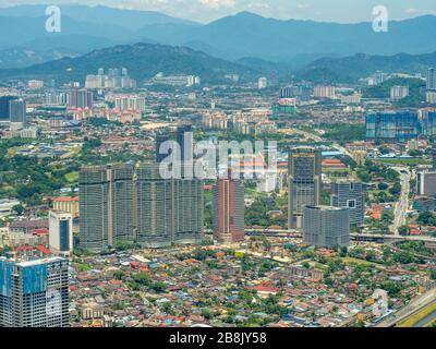Panoramablick vom KL Tower aus auf die hohen Wohntürme und Bürohochhäuser Kuala Lumpur Malaysia. Stockfoto