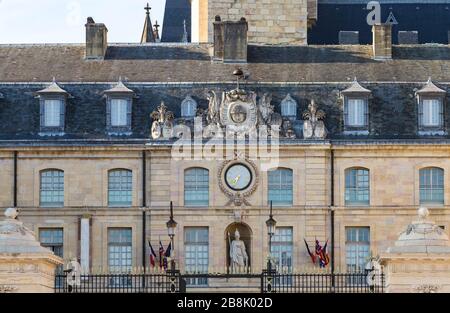 Teil des schönen Palastes die Burgunderherzöge in der Innenstadt von Dijon, Steinstatue, alte Uhr. Provinz Bourgogne-Franche-Comte Stockfoto