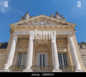 Teil des wunderschönen Palastes der Burgunder im Stadtzentrum von Dijon, Steinpfeiler, Eisengoldzaun. Provinz Bourgogne-Franche-Comte Stockfoto