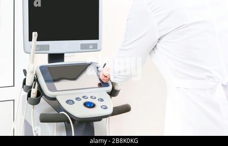 Gynäkologische Zimmer und Ultraschall Gerät mit Fotos. Test- und Ultraschall dating für frau in der Klinik. Stockfoto